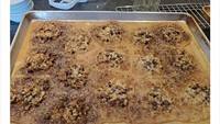 Bagaimana bisa Anda membuat cookies namun lupa menambahkan tepung? Hal ini terjadi pada seorang wanita yang lupa menambahkan tepung pada adonan cookiesnya. Hasilnya cookies yang telah dipanggang tersebut gosong dan tak berbentuk. Foto: Istimewa