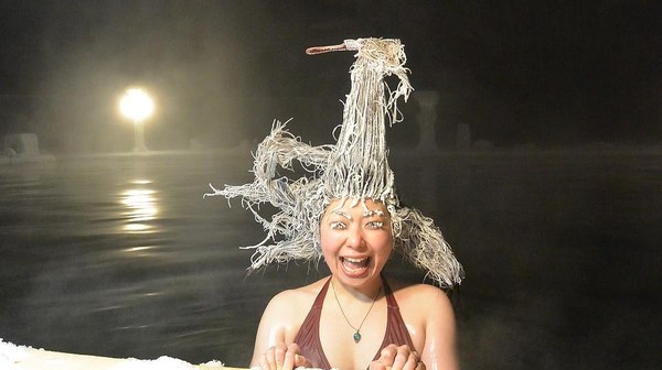 Yang dicari dari kontes ini adalah rambut beku siapa yang paling unik dan ekstrem. Untuk kategori peserta wanita, pemenangnya adalah wanita dengan rambut seperti ramen ini. (dok. Takhini Hot Springs Hair Freezing Contest) Yang dicari dari kontes ini adalah rambut beku siapa yang paling unik dan ekstrem. Untuk kategori peserta wanita, pemenangnya adalah wanita dengan rambut seperti ramen ini. (dok. Takhini Hot Springs Hair Freezing Contest)
