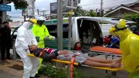 Mengenakan jas hujan dan sarung tangan, polisi kemudian mendekati pria tersebut dan membawanya ke RS Hermina.