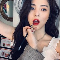 Sementara itu, tak sedikit juga netizen Indonesia yang menyayangkan komentar umpatan dan hinaan di kolom komentar Instagram Han So Hee. Mereka mengaku malu atas komentar rekan satu negara yang memaki Han So Hee. Foto: Instagram