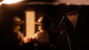 Wallace memanfaatkan Lego dan menciptakan suasana dan cerita pesta pernikahan. Foto: Chris Wallace via Bored Panda