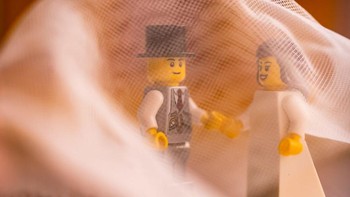 Saya sangat menyukai Lego dan tahu kalau permainan ini banyak fans-nya. Saya pun membongkar set Lego lama saya, kata Wallace. Foto: Chris Wallace via Bored Panda