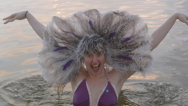 Kreativitas traveler akan sangat diuji di perlombaan ini. Yang paling kreatif berhak memang di kategori terkreatif, seperti contohnya wanita ini. (dok. Takhini Hot Springs Hair Freezing Contest) Kreativitas traveler akan sangat diuji di perlombaan ini. Yang paling kreatif berhak memang di kategori terkreatif, seperti contohnya wanita ini. (dok. Takhini Hot Springs Hair Freezing Contest)