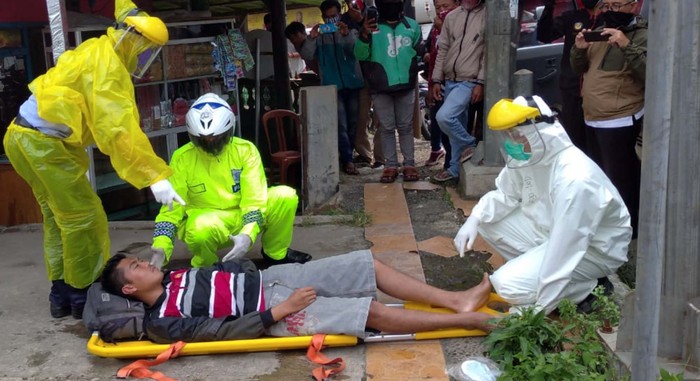 Pria Pingsan di Jalan, Polisi Evakuasi Pakai Jas Hujan Seorang pria tiba-tiba jatuh pingsan di Jalan RA Kosasih, pertigaan Selakaso, Kota Sukabumi, Kamis (16/4/2020). Polisi dengan mengenakan jas hujan mengevakuasi pria tersebut.