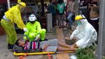Pria Pingsan di Jalan, Polisi Evakuasi Pakai Jas Hujan