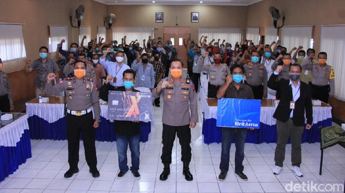 Sebanyak 664 pengemudi angkutan umum di Kabupaten Madiun bisa sedikit bernapas lega. Mereka terpilih mengikuti Progam Polri Peduli Keselamatan Tahun 2020 di tengah pandemi Corona.