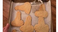 Ingin membuat cookies dengan bentuk mercusuar, wanita yang tinggal di Florida, Amerika ini terkejut dengan bentuk kue yang ia buat. Karena hasil dari kuenya lebih mirip penis (alat kelamin pria).  Foto: Istimewa