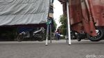 Saat Jemuran Lockdown Penghalang Jalan di Perumahan Bekasi