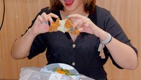 Nyamm! Dinda memesan makanan enak nih. Ada salad dan pastry isi keju yang kelihatan menggugah selera. Foto: Instagram dindasafay