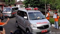 Beginilah iring-iringan mobil yang membawa sembilan tenaga medis memasuki Gedung Pusdiklat Kemendagri Regional Yogyakarta. Bersamaan dengan itu, warga langsung menyambut mereka dengan lambaian tangan dan meneriakkan kata-kata penyemangat. Selamat berjuang pahlawan kemanusiaan.