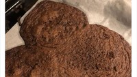Cookies buatan netizen bernama Yasmine ini juga mengalami kegagalan. Ia menuliskan caption berupa, Bantu aku, cookies buatanku tidak social distancing. Karena bentuknya melebar bahkan menyatu dengan cookies cokelat lainnya. Foto: Istimewa