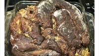 Lewat akun Twitternya, wanita dengan akun @wendybyrdm mengunggah kue cokelat pisangnya. Namun bentuknya tak terlihat cantik, ia sendiri mengatakan kalau bentuknya mirip feses. Tapi rasanya tetap enak walaupun bentuknya aneh. Foto: Istimewa