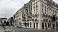 Hotel Grand Bretanie tutup dan jalan-jalan yang hampir sepi terlihat di kawasan Athena, Yunani. 