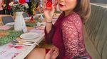 10 Potret Dinda Shafay Saat Ngemil dan Nongkrong di Kafe