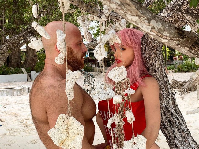 Pria berbadan besar ini konsisten mengunggah kehidupannya bersama sang boneka seks. Margo diajaknya melakukan berbagai aktivitas mulai dari di tempat tidur, makan hingga jalan-jalan ke pantai. Foto: Instagram @ yurii_tolochko