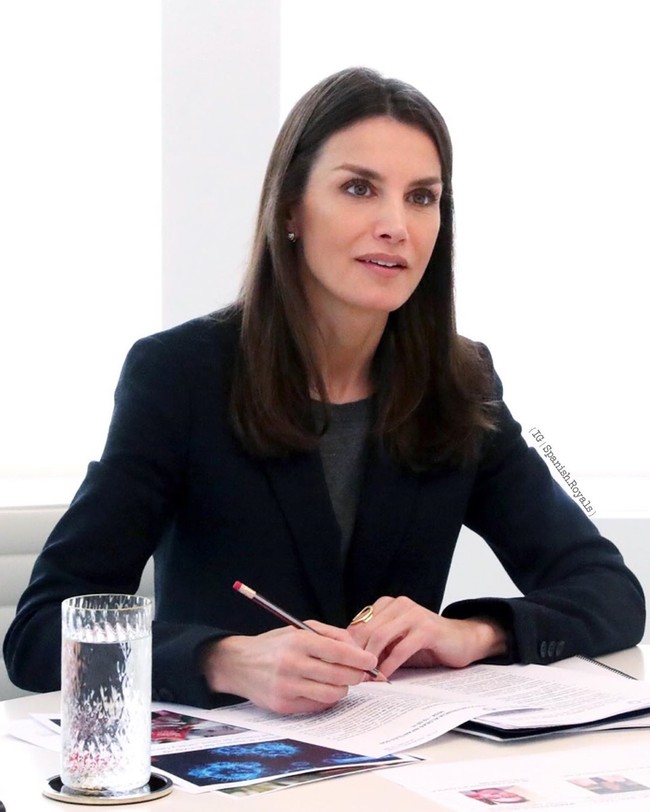 Selain setelan dengan tone bernuansa alam, Ratu Letizia juga sempat memilih setelan berwarna gelap. (Foto: Instagram/@spanish.royals)