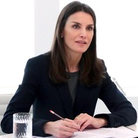 Selain setelan dengan tone bernuansa alam, Ratu Letizia juga sempat memilih setelan berwarna gelap. (Foto: Instagram/@spanish.royals)