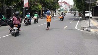 Ali biasa mulai mengatur lalin di simpang tersebut mulai pukul 06.00 WIB hingga pukul 17.00 WIB. Dia mengaku tak tahu sampai kapan akan menggunakan galon sebagai helm penangkal Corona.