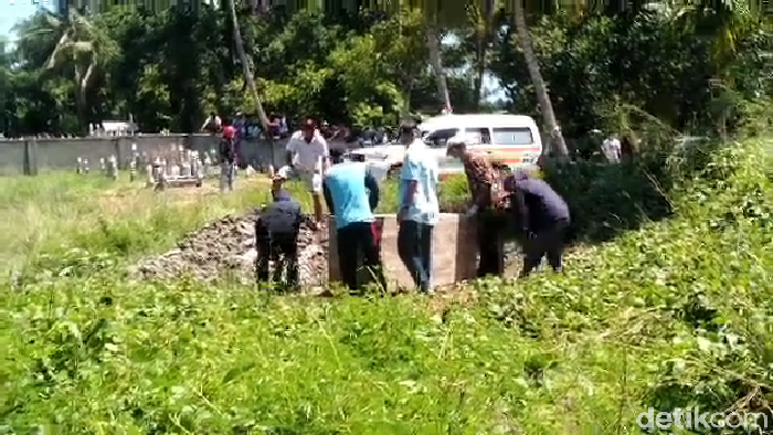 Pemakaman PDP Corona di Sidrap dilakukan pihak keluarga dan tanpa protap WHO (Hasrul Nawir/detikcom)