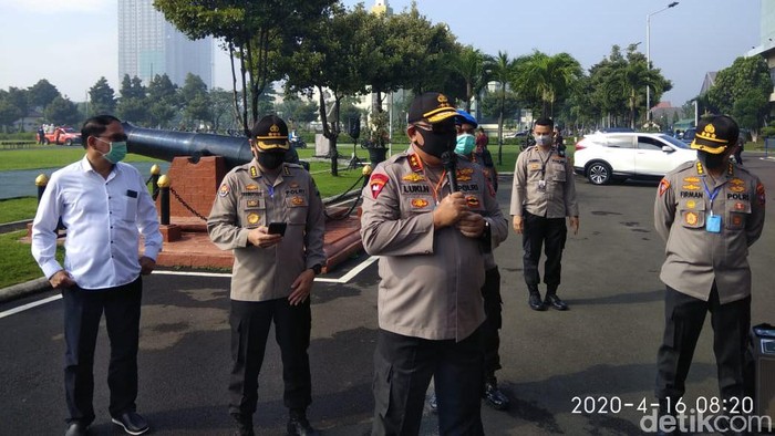 Polda Jatim akan menerapkan kawasan physical distancing di Jalan Pandegiling Surabaya. Jalanan hingga seluruh aktivitas masyarakat di jalan ini akan ditutup di waktu tertentu untuk mengurangi penyebaran virus Corona.
