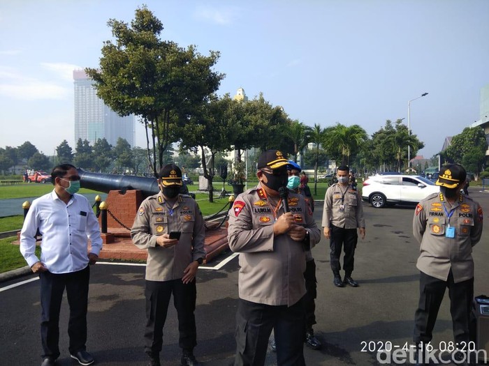 Polda Jatim akan menerapkan kawasan physical distancing di Jalan Pandegiling Surabaya. Jalanan hingga seluruh aktivitas masyarakat di jalan ini akan ditutup di waktu tertentu untuk mengurangi penyebaran virus Corona.