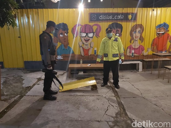 Polisi jatuh dari lantai 2 saat berusaha selamatkan pria yang akan bunuh diri, Rembang, Rabu (16/4/2020).