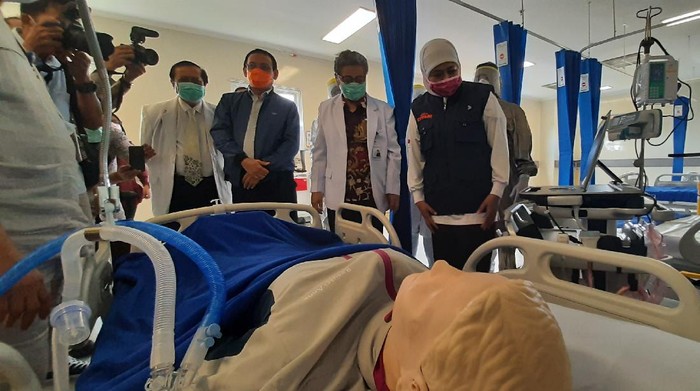 Dua ruang ICU berkapasitas 20 bed di lantai 4 Rumah Sakit Khusus Infeksi (RSKI) Unair Surabaya akhirnya lengkap. Pasalnya, tekanan negatif sudah dipasang. Dan mulai besok, Jumat (17/4/2020) RS Unair bisa merawat lebih dari empat pasien Corona.

Dirut RS Unair Prof Dr dr Nasronudin SpPD K-PTI FINASIM mengatakan cepatnya renovasi RS secara bertahap atas bantuan CT Corp, Pemprov Jatim dan pihak swasta lainnya untuk merealisasikan.

Peralatan dan gedung ini atas bantuan dari semua pihak, utamanya Gubernur Jatim, CT Corp dan para relawan yang bersumbang aktif merealisasikan ini semua. Sungguh tidak kami duga semuanya, kata Prof Nasron di lantai 4 RSKI Unair, Kamis (16/4/2020).

Prof Nasron mengatakan, RS Unair siap membatu melayani pasien Corona. Apalagi, ada 110 tenaga  
kesehatan dari Pemprov Jatim. Di antaranya dua spesialis paru, 10 dokter anestesi, 84 nurse, lima tenaga gizi, lima HCA, dan tiga transpoerter.

Semuanya sudah masuk dan training sambil jalan yang masuk di sini seuai standart, ujarnya.

Pihaknya juga sudah berusaha mempersiapkan segala penanganan sesuai dengan prosedur yang sitetapkan dari organisasi kesehatan dunia (WHO).

Sejak pasien masuk rumah sakit ini. Mulai dari pintu masuk ke poli khusus, IGD hingga perawatan sudah ditentukan dengan pasti alur dan data kelolanya, jelasnya.

Sementara Gubernur Jatim Khofifah Indar Parawansa mengaku semua ini bagian yang saling melengkapi. Serta ikhtiar salah satu relawan dari CT Corp, Prof Dr Ir Mohammad Nuh bertemu dan mengkomunikasikan tiga lembaga perusahaan, yaitu CT Corpa, Indo Food dan Astra.

Ini kerjanya cepet sekali, hari ini minta pada Prof Nuh dan direktur RSUA supaya dicicil. Tadi kita diminta empat hari ini ada 16 ICU, nanti akan terus dikembangkan. Karena termasuk di dalamnya HCU. Harapannya pencegahan tetap kita prioritaskan, kata Khofifah.

Hingga kini, jelas Khofifah, data pasien Corona di Surabaya 224 per Rabu (15/4). Jika pasien membutuhkan rawat inap di rumah sakit, RS Unair harus menyiapkannya.

Jadi tentu yang disampaikan Prof Nuh ini tidak hanya sekadar didedikasikan yang terinfeksi COVID-19, tapi penyakit-penyakit infeksi lainnya, pungkasnya.