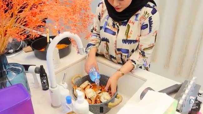 Mengenal Fiji Water, Air Mahal yang Dipakai Rachel Vennya Cuci Kepiting