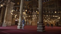 Bergeser ke Timur Tengah, Masjid Muhammad Ali di Kairo Mesir dibangun pada abad ke-19. Tampak megah dengan tembok yang tinggi, tak sedikit orang mengatakan masjid ini mirip benteng. (AP/Nariman El-Mofty)