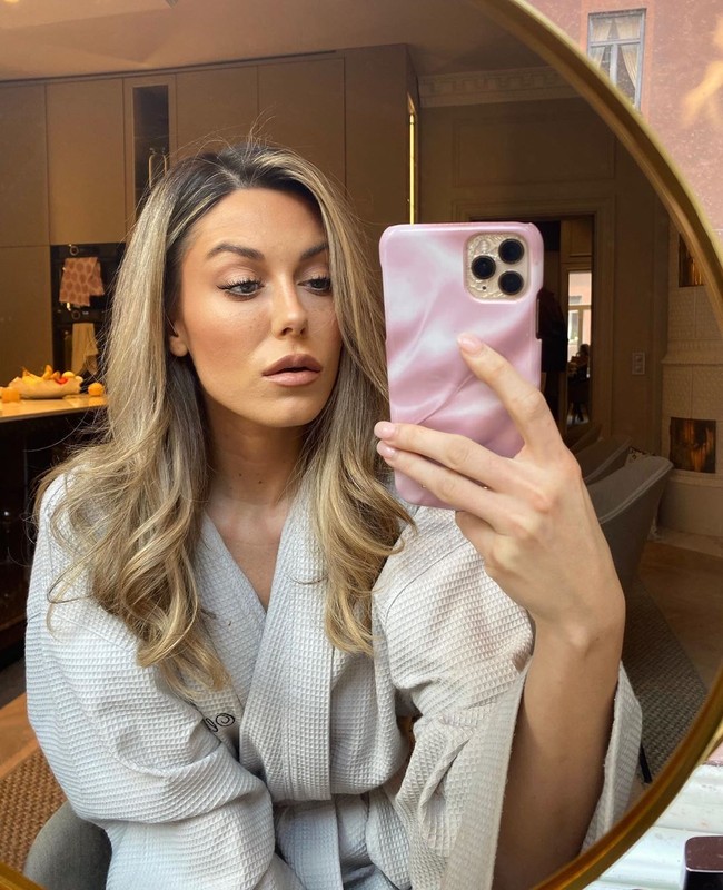 Influencer asal Swedia ini jadi kontroversi setelah menyarankan meminum darah menstruasi ketika datang bulan. Menurutnya, metode tersebut memiliki manfaat kesehatan.  Foto: dok. Instagram