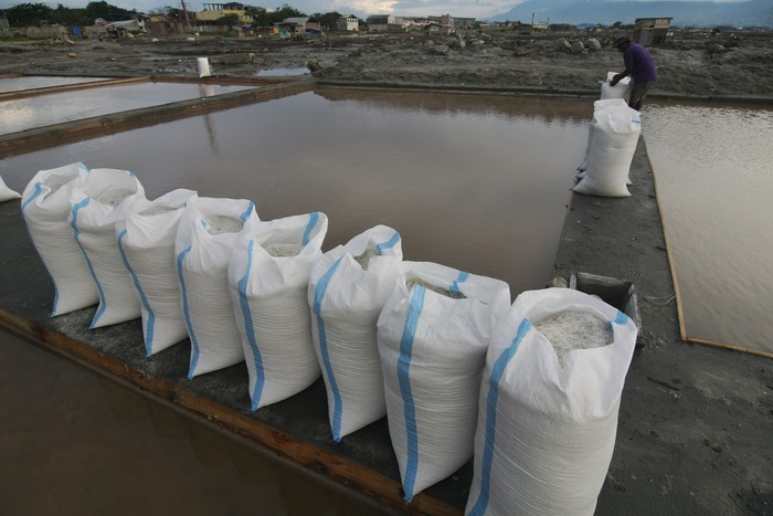 Petani Garam Kebutuhan garam diprediksi meningkat di bulan Ramadhan mendatang. Sejumlah petani garam di berbagai tempat pun menggenjot produksi untuk menyimpan stok garam.