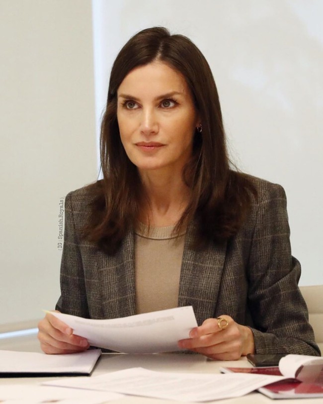 Giliran blazer bermotif kotak-kotak dan kaus coklat yang menjadi andalan mantan wartawan tersebut. (Foto: Instagram/@spanish.royals)