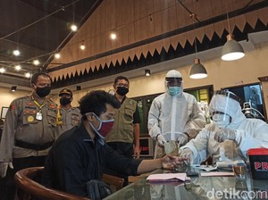 Warga Banyuwangi yang Bandel Nongkrong di Kafe Di-rapid Test