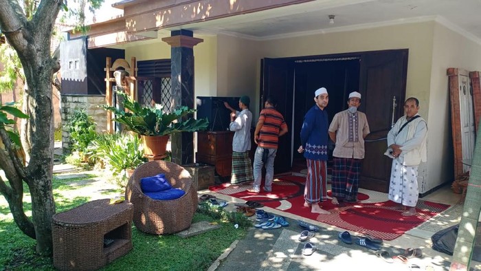 Kabar duka datang dari artis Riza Shahab. Ayahnya, Zein Shahab meninggal dunia.