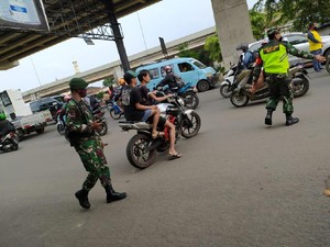 PSBB Bekasi: Tanpa Masker, Pengendara Motor Ini Disuruh Putar Balik