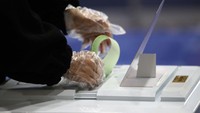 Sementara itu, warga yang tengah melakukan isolasi mandiri di rumah akan diizinkan untuk memberikan suara dalam waktu 100 menit selama mereka tidak menunjukkan gejala-gejala umum virus. Chung Sung-Jun/Getty Images.  