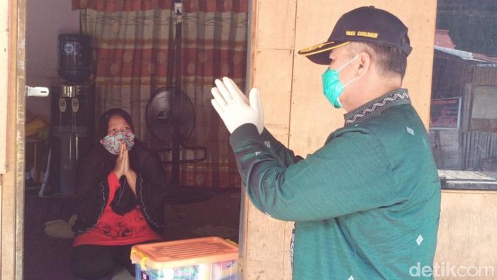 Wakil Gubernur Sumatera Barat Nasrul Abit mengunjungi kediaman seorang pasien positif COVID-19 di Kecamatan Padang Utara.
