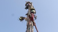 Yang tersisa dari patung setinggi 30 meter itu hanyalah tiang rangka yang berdiri menjulang ke langit.  