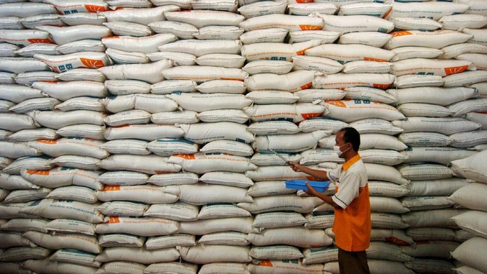 Pekerja memeriksa kualitas beras di Gudang Perum Bulog Sub Divre Pekalongan, Desa Munjung Agung, Tegal, Jawa Tengah, Selasa (7/4/2020). Menurut Perum Bulog Sub Divre Pekalongan, jelang Ramadan dan upaya penanganan COVID-19 stok beras di wilayah Pekalongan, Tegal dan Brebes cukup untuk enam bulan kedepan sebanyak 30.000 ton setara beras. ANTARA FOTO/Oky Lukmansyah/hp.