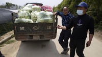 Untuk membantu para petani, para sukarelawan di China langsung mendatangi para petani dengan tujuan membeli langsung hasil bumi mereka agar dapat meringankan beban keuangan petani di China. AP Photo/Ng Han Guan.  