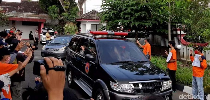 Sembilan tenaga medis tiba di tempat singgah sementara di Gedung Pusdiklat Kemendagri Regional Yogyakarta. Mereka mendapat sambutan hangat dari masyarakat.
