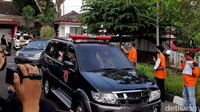 Puluhan warga tampak berjejer dengan jarak tertentu di dekat gerbang masuk gedung yang sementara beralih fungsi menjadi tempat singgah bagi tenaga medis yang menangani pasien virus Corona (COVID-19).