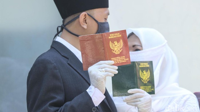 Berbagai upaya untuk mencegah virus Corona dilakukan oleh sejumlah pihak. Salah satunya prosesi akad nikah yang dilakukan susai protokol pencegahan COVID-19.