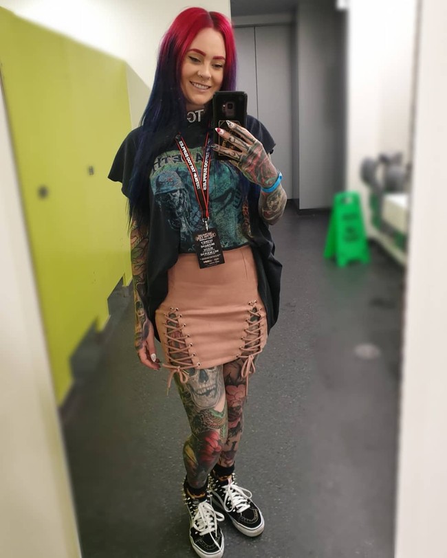 Dilansir dari Daily Star, gelar dokter dengan tato terbanyak diberikan kepada Sarah Jane dua tahun lalu. Lukisan tato hampir memenuhi 90 persen tubuhnya. (Foto: Instagram/@rosesarered_23)