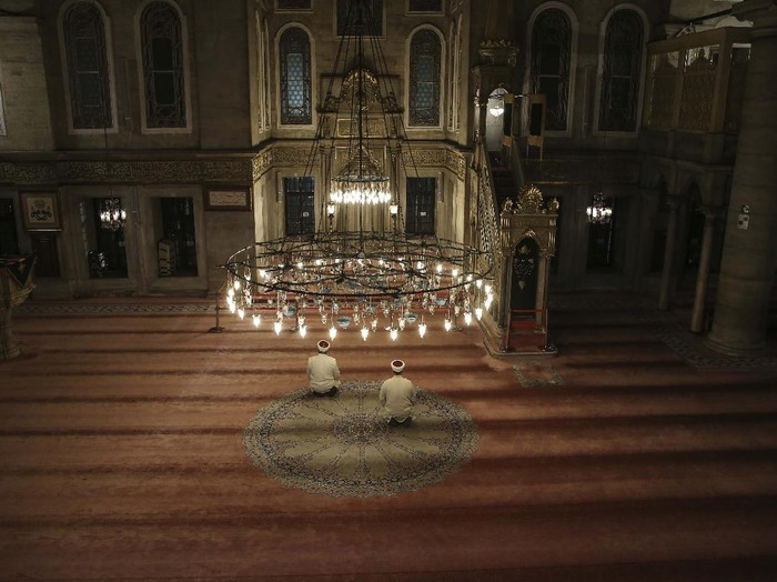 Jelang Ramadhan, Masjid-masjid Ini Sepi Imbas Corona Jelang Ramadhan, Masjid-masjid Ini Sepi Imbas Corona
Menjelang Ramadhan biasanya masjid-masjid mulai dipenuhi oleh jamaah. Kali ini berbeda, beberapa negara di seluruh dunia juga merasakan hal yang sama imbas Corona. Ini foto-fotonya.