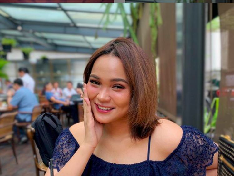 10 Potret Dinda Shafay Saat Ngemil dan Nongkrong di Kafe