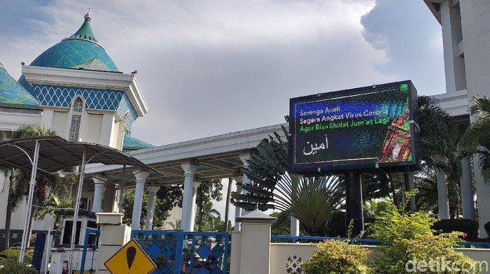 Takmir Masjid Nasional Al Akbar Surabaya meniadakan salat jumat untuk Jumat (17/4). Keputusan itu diambil setelah kasus Corona di Surabaya bertambah signifikan.
