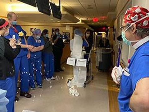 Dokter mendapat kejutan pesta pernikahan di rumah sakit.