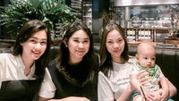  Alhasil, artis cantik kelahiran 1993 itu tidak bisa melakukan aktivitas seperti sedia kala. Sebelumnya, banyak momen traveling hingga kulineran seru yang ia unggah di Instagram pribadinya. Foto: Instagram @twindyrarasati
