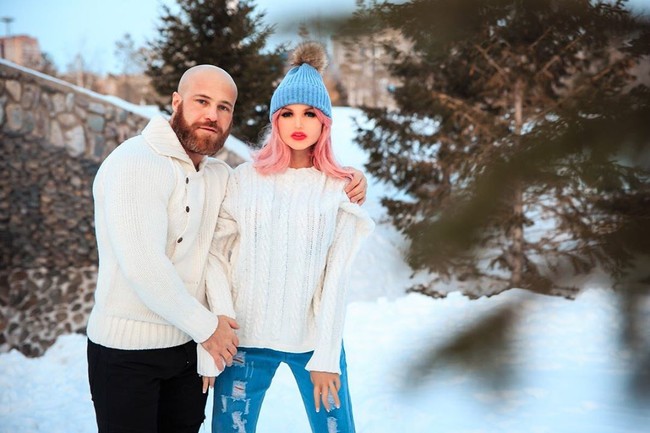 Yuri sadar pernikahannya dengan kekasihnya yang boneka seks tidak bisa diterima di negaranya. Dia pun bertanya pada netizen mengenai kendala tersebut. Bagaimana menurut kalian? Apakah mungkin kami melegalkan hubungan kami? Di mana kami bisa melakukannya? tanyanya. Foto: Instagram @ yurii_tolochko